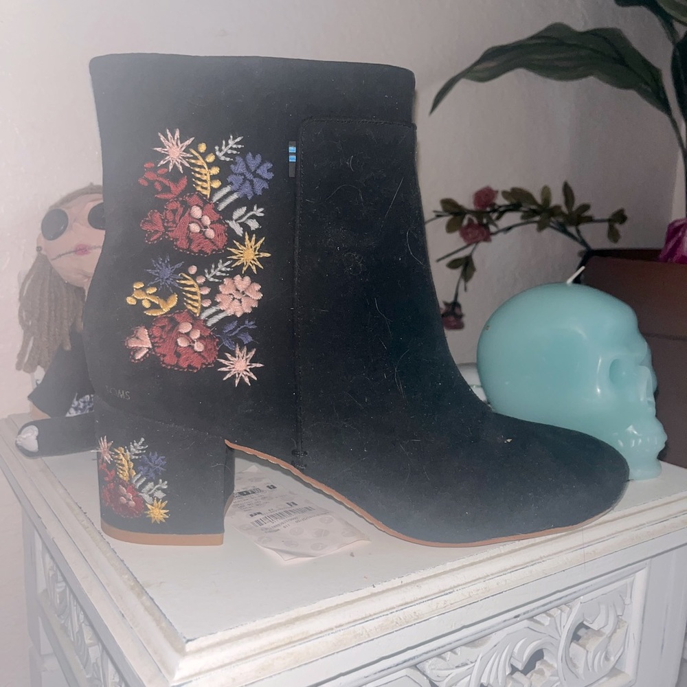 toms ankle high heeled bootie